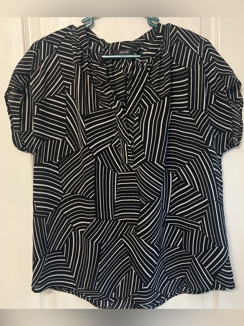 Apt. 9 black & white geometric pattern cap sleeve blouse M